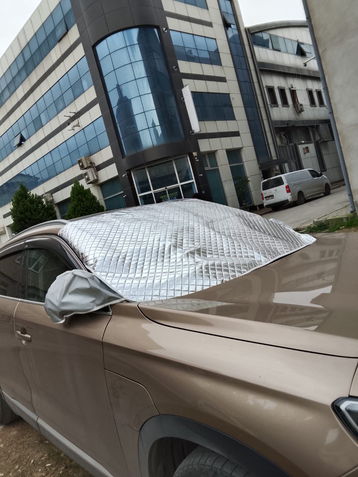 Ön Cam Buzlanma Önleyici Branda – Kar ve Güneş Koruyucu Su Geçirmez Oto Cam Örtüsü